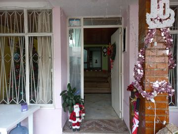 Vendo amplia casa de 2 piso 6 alcobas, quinta granada