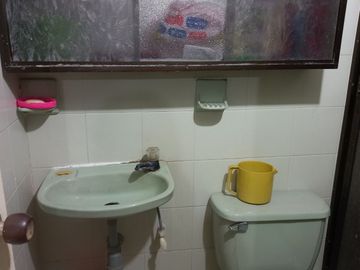 Vendo amplia casa de 2 piso 6 alcobas, quinta granada