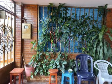 Vendo amplia casa de 2 piso 6 alcobas, quinta granada