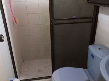Vendo amplia casa de 2 piso 6 alcobas, quinta granada