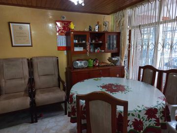 Vendo amplia casa de 2 piso 6 alcobas, quinta granada