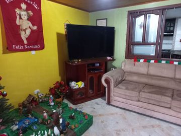 Vendo amplia casa de 2 piso 6 alcobas, quinta granada
