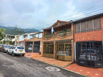 Vendo amplia casa de 2 piso 6 alcobas, quinta granada
