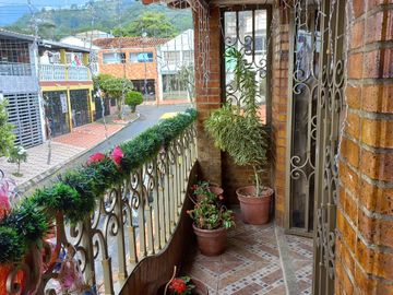 Vendo amplia casa de 2 piso 6 alcobas, quinta granada