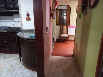 Vendo amplia casa de 2 piso 6 alcobas, quinta granada