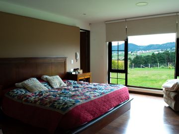 Lujosa Casa de 4 Dormitorios con Amplia Area Verde en Exclusiva Urbanización El Álamo