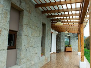 Lujosa Casa de 4 Dormitorios con Amplia Area Verde en Exclusiva Urbanización El Álamo