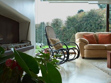 Lujosa Casa de 4 Dormitorios con Amplia Area Verde en Exclusiva Urbanización El Álamo