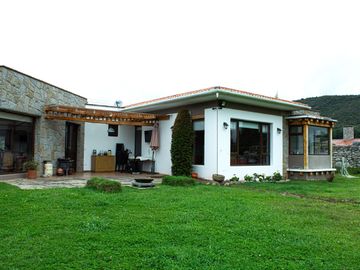 Lujosa Casa de 4 Dormitorios con Amplia Area Verde en Exclusiva Urbanización El Álamo