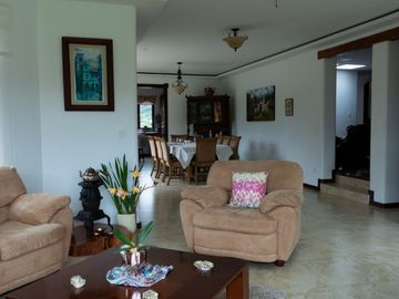 Lujosa Casa de 4 Dormitorios con Amplia Area Verde en Exclusiva Urbanización El Álamo