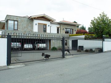Lujosa Casa de 4 Dormitorios con Amplia Area Verde en Exclusiva Urbanización El Álamo