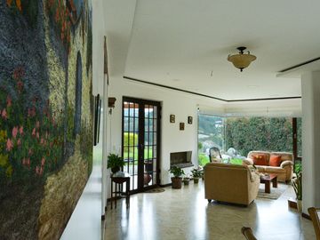 Lujosa Casa de 4 Dormitorios con Amplia Area Verde en Exclusiva Urbanización El Álamo