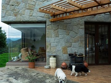 Lujosa Casa de 4 Dormitorios con Amplia Area Verde en Exclusiva Urbanización El Álamo