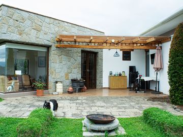 Lujosa Casa de 4 Dormitorios con Amplia Area Verde en Exclusiva Urbanización El Álamo