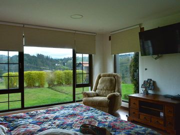 Lujosa Casa de 4 Dormitorios con Amplia Area Verde en Exclusiva Urbanización El Álamo