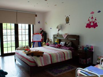 Lujosa Casa de 4 Dormitorios con Amplia Area Verde en Exclusiva Urbanización El Álamo