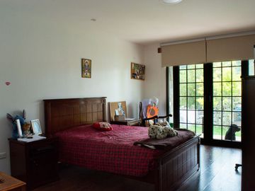 Lujosa Casa de 4 Dormitorios con Amplia Area Verde en Exclusiva Urbanización El Álamo