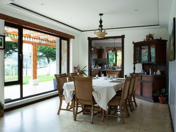 Lujosa Casa de 4 Dormitorios con Amplia Area Verde en Exclusiva Urbanización El Álamo