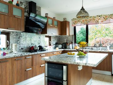 Lujosa Casa de 4 Dormitorios con Amplia Area Verde en Exclusiva Urbanización El Álamo