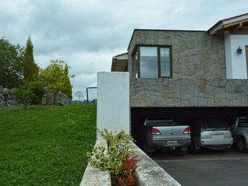 Lujosa Casa de 4 Dormitorios con Amplia Area Verde en Exclusiva Urbanización El Álamo