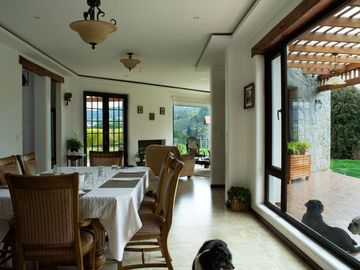 Lujosa Casa de 4 Dormitorios con Amplia Area Verde en Exclusiva Urbanización El Álamo