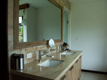 Lujosa Casa de 4 Dormitorios con Amplia Area Verde en Exclusiva Urbanización El Álamo
