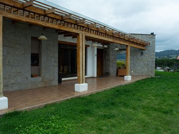 Lujosa Casa de 4 Dormitorios con Amplia Area Verde en Exclusiva Urbanización El Álamo