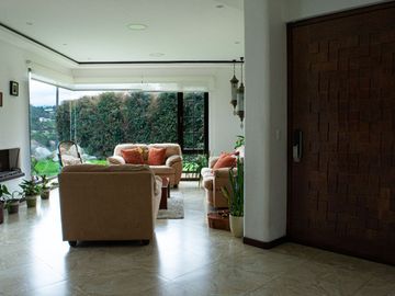 Lujosa Casa de 4 Dormitorios con Amplia Area Verde en Exclusiva Urbanización El Álamo