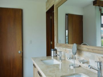 Lujosa Casa de 4 Dormitorios con Amplia Area Verde en Exclusiva Urbanización El Álamo