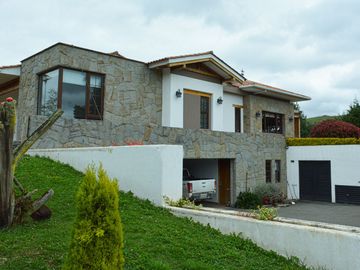Lujosa Casa de 4 Dormitorios con Amplia Area Verde en Exclusiva Urbanización El Álamo