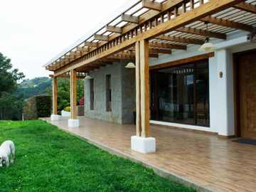Lujosa Casa de 4 Dormitorios con Amplia Area Verde en Exclusiva Urbanización El Álamo