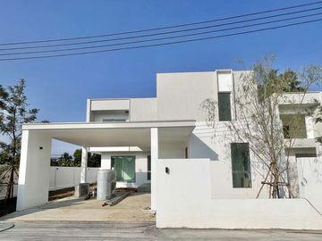 Single house, 3 bedrooms, 3 bathrooms, Pa Daet, Mueang District, near the airport, Chiang Mai University. Robinson Airport, Chiang Mai