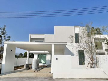 Single house, 3 bedrooms, 3 bathrooms, Pa Daet, Mueang District, near the airport, Chiang Mai University. Robinson Airport, Chiang Mai