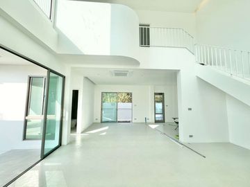 Single house, 3 bedrooms, 3 bathrooms, Pa Daet, Mueang District, near the airport, Chiang Mai University. Robinson Airport, Chiang Mai