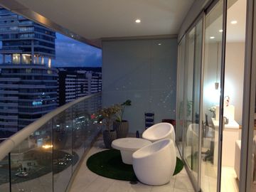Venta Suite 63m2 con amplio balcón sector Naciones Unidas