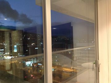 Venta Suite 63m2 con amplio balcón sector Naciones Unidas