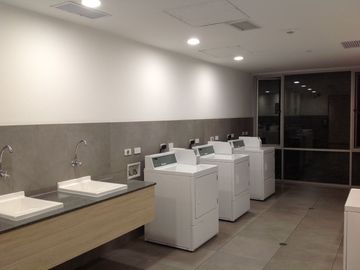 Venta Suite 63m2 con amplio balcón sector Naciones Unidas