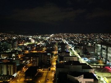 Venta Suite 63m2 con amplio balcón sector Naciones Unidas