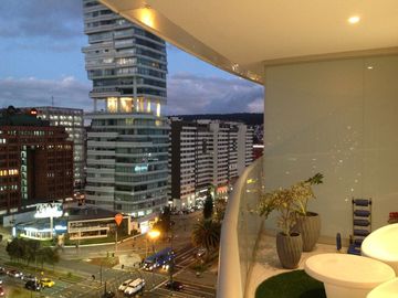 Venta Suite 63m2 con amplio balcón sector Naciones Unidas