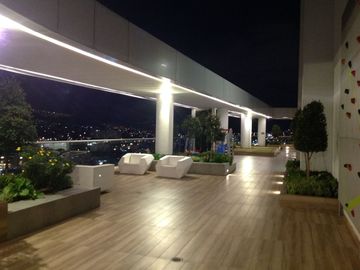 Venta Suite 63m2 con amplio balcón sector Naciones Unidas