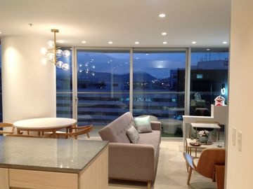Venta Suite 63m2 con amplio balcón sector Naciones Unidas