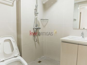 Rush Sale! 1 BR Loft in Twin Oaks Place