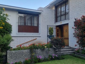 HERMOSA CASA EN VENTA EN LA CALLE MANUEL UGARTECHE - SELVA ALEGRE