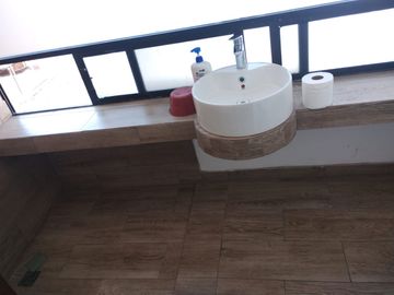 VENTA DE EDIFICIO SEMI NUEVO EN AV. SOLIDARIDAD POR SORIANA RIO, VARIAS OFICINAS, O LOFTS, ESTACIONAMIENTO