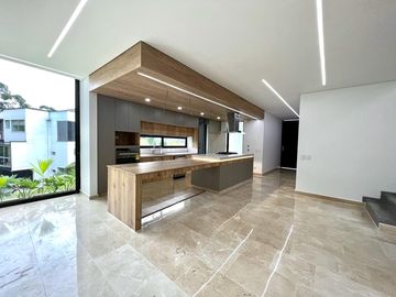 CASA CAMPESTRE EN ENVIGADO-LOMA DEL ESMERALDAL