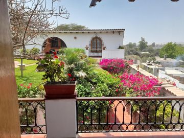 SE VENDE HERMOSA CASA DE CAMPO EN PACHACAMAC de 1,525M2 de A.T.