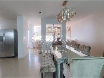 CASA EN EXCELENTE PRECIO, LOMAS DE GRAN JARDÍN, 3 REC. CON BAÑO, 2 AUTOS, EQUIPO.