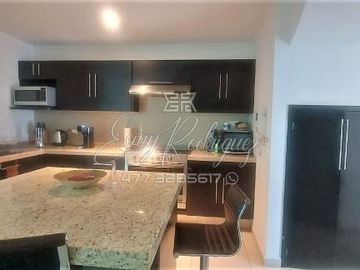 CASA EN EXCELENTE PRECIO, LOMAS DE GRAN JARDÍN, 3 REC. CON BAÑO, 2 AUTOS, EQUIPO.