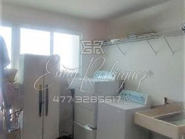 CASA EN EXCELENTE PRECIO, LOMAS DE GRAN JARDÍN, 3 REC. CON BAÑO, 2 AUTOS, EQUIPO.