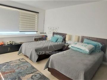 CASA EN EXCELENTE PRECIO, LOMAS DE GRAN JARDÍN, 3 REC. CON BAÑO, 2 AUTOS, EQUIPO.